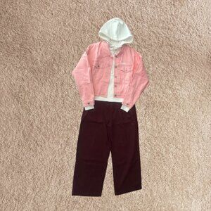🧥 **Top: Levi’s Pink Denim Jacket**